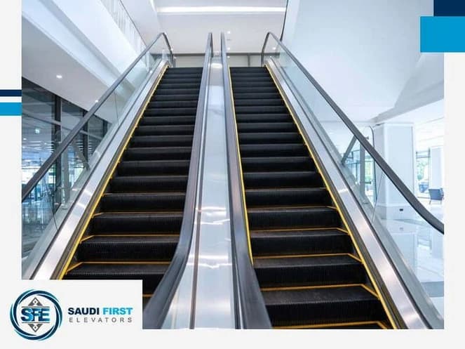 سلالم كهربائية متجاورة داخل مساحة تجارية